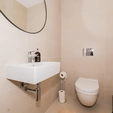Sky Park Tower - Free Parking & Modern Style Apartment *